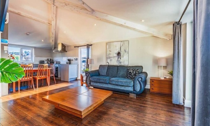 Bristol Apartment | Smart-Home in Original Victorian Building