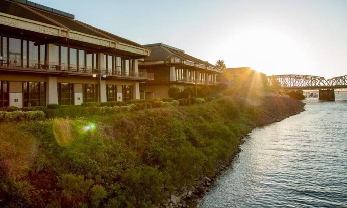 Sumner House | Smart rooms near Portland Airport with a pool