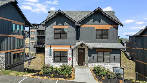 Sevierville Ski Chalet | Smith Creek Resort - 5 Bedrooms 20 Guest - Indoor Pool - Resort Amenities