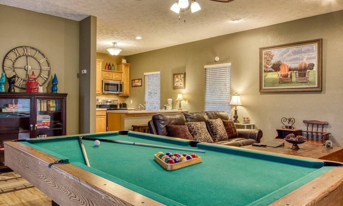 Chalet Village North House | Smokey SPECiAL! Private Creekside cabin - Couples/Families