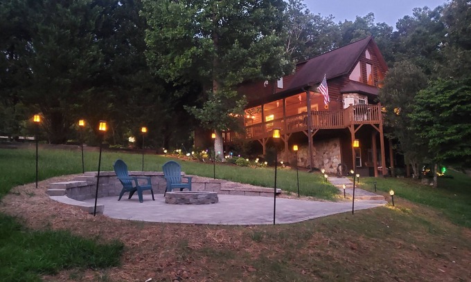 Murphy Cabin | Smoky Mountain Cabin - HOT TUB - 2 Fireplaces - Fire Pit - Screened Deck
