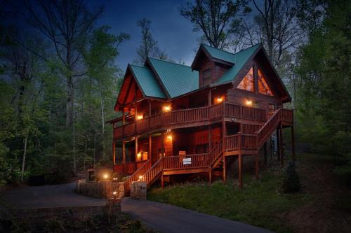Gatlinburg - Pigeon Forge Ski Chalet | Smoky Mountain Getaway by Eden Crest