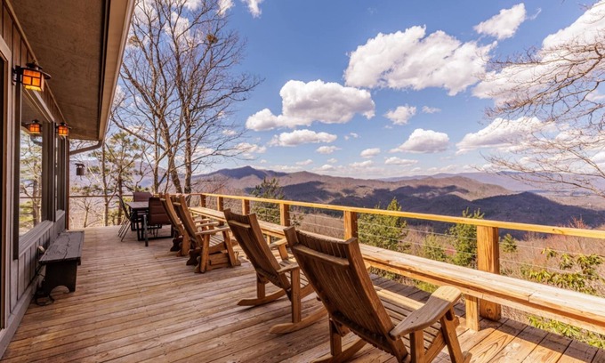 Bryson City House | SMOKY MOUNTAIN MAGIC-SPECTACULAR VIEWS! 3 Bdrm, sleeps 8, Hot Tub, Close to NOC