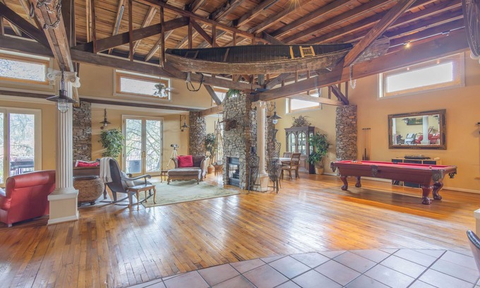 Bryson City House | Smoky Mountain RR Polar Express Loft, minutes from GSM national park