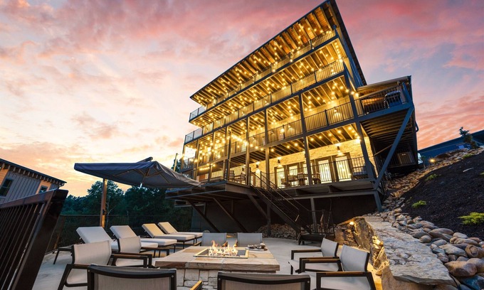 Wears Valley Cabin | Smoky Mtn Ultra Luxury Cabin, Waterpark, PS5, IndoorPool, Pool Table, 8Bsleeps26