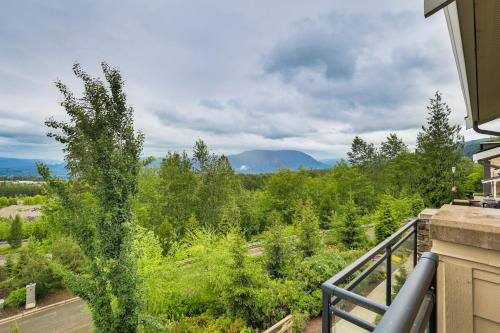 Snoqualmie Ridge House | Snoqualmie Townhome with Balcony and Mountain Views!