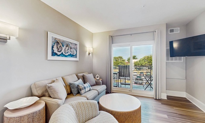 Morehead City Condo | Snow-bird friendly coastal condo near harbor with private balcony