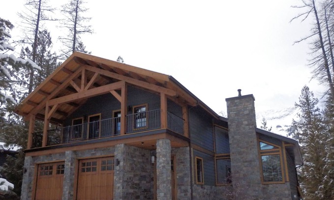 East Kootenay House | Snow Lake House - great location, 5 bedroom large house on ski hill (C$/US$/£)