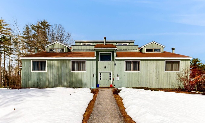 Bartlett House | Snowbird-friendly home with heated pool, sauna, game room, tennis, BBQ, W/D