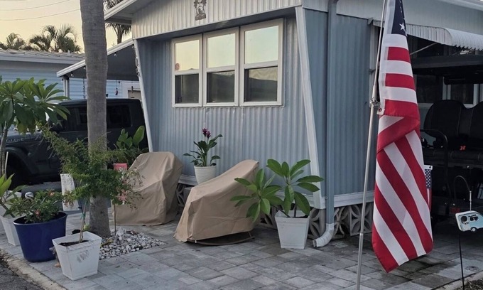 Bradenton House | Snowbirds welcome just 10 miles from Anna Maria Island.