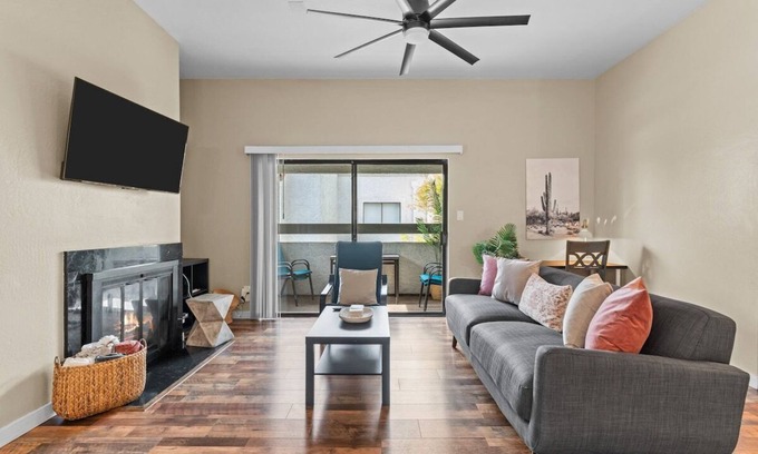 South Scottsdale Condo | Snug 2BR Condo w/Pool, Patio, W/D near Old Town
