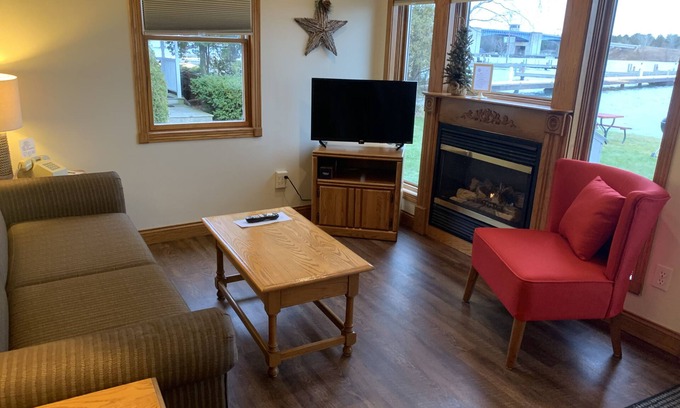 Sturgeon Bay Cottage | Snug Harbor Inn - 2 Bedroom Cottage