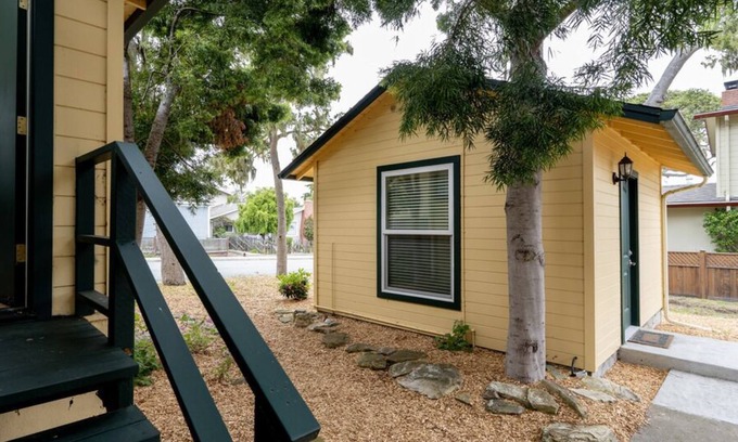 Pacific Grove Apartment | Snuggle Up - Pacific Grove Studio - Cozy Cottage