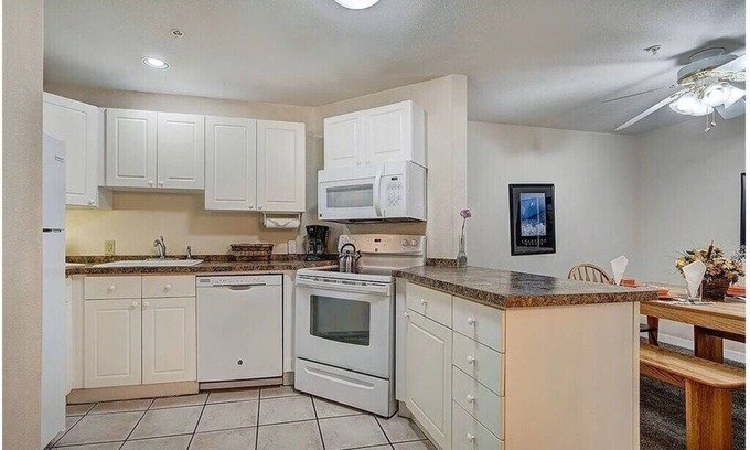 Summit Cove Condo | So close to Keystone, A-Basin, Copper, and Breckenridge with hot tub - sleeps 6!