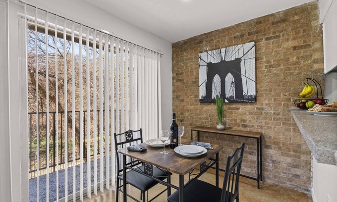 Bouldin Apartment | So. Congress Natural Park View | Free Pkg