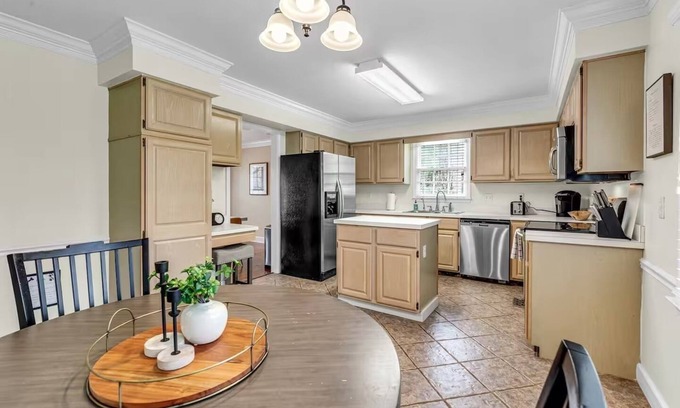 Kernersville House | Soaking Tub Fenced Yard Pet-Friendly HD TVs