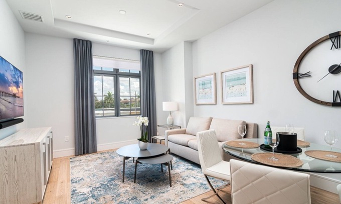Old Naples Condo | SOCE FLATS 205 - Brand New Olde Naples Condo Steps to 5th Ave S!