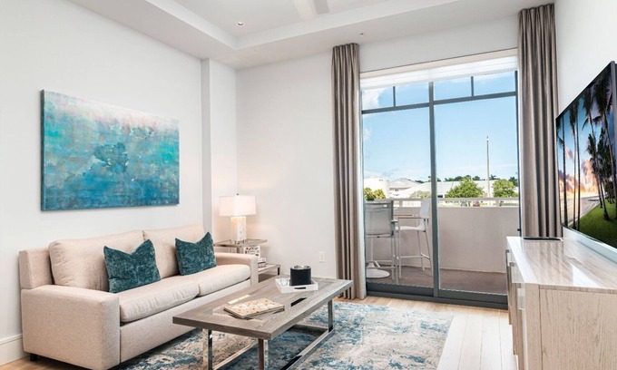 Old Naples Condo | SOCE FLATS 206 - Brand New Olde Naples Condo Steps to 5th Ave S!