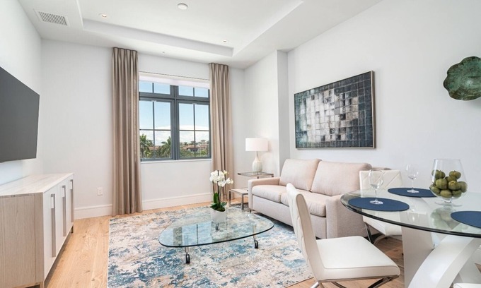 Old Naples Condo | SOCE FLATS 305 - Brand New Olde Naples Condo Steps to 5th Ave S!