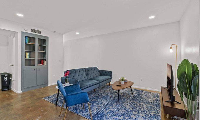 Bouldin Apartment | SOCO Downtown View I Free Pkg