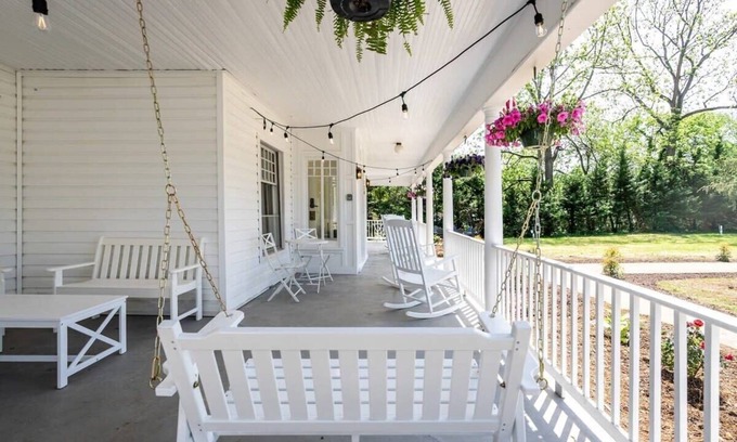 Luray House | Sojourn at The Legacy Inn- The Cash & Carter Suite