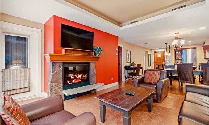Canmore Condo | Solara Luxury King & Queen beds, 2 bathrooms, Pool/Hot Tub, Parking