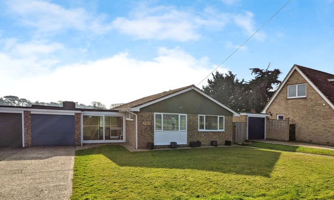 Nettlestone House | Solent View - a bungalow that sleeps 6 guests in 3 bedrooms