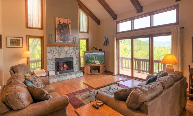 Sugar Mountain Ski Chalet | "Solitude Above All" spacious, cozy chalet w/mountain views NEW LISTING DISCOUNT