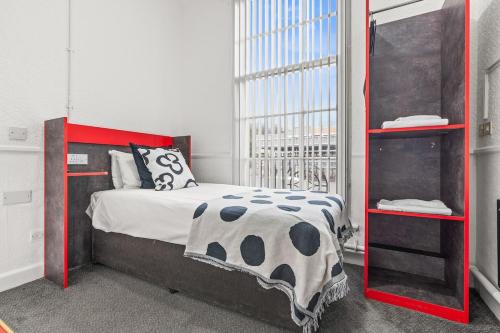 Dudley Apartment | Solo Stay in Dudley Studio with Kitchen & Wi-Fi