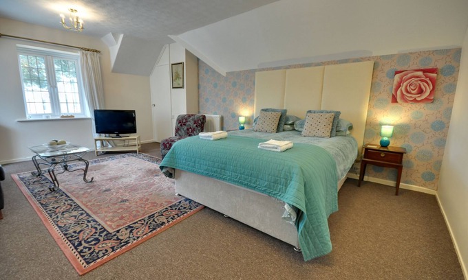 Bournemouth City Centre Cottage | Somerville Coach House 1 - a studio that sleeps 2 guests in 1 bedroom