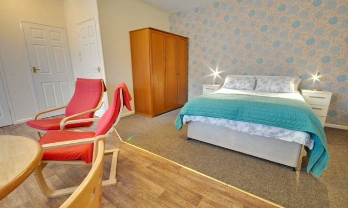 Bournemouth City Centre Cottage | Somerville Coach House 3 - a studio that sleeps 2 guests in 1 bedroom