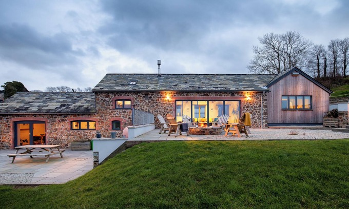 Saint Gennys House | Songbirds | Luxury Barn Conversion in Secluded Surrounds | Pet Friendly