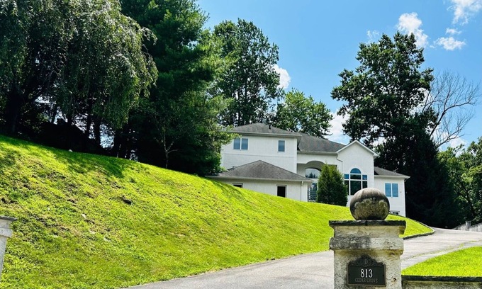 Broomall Apartment | Sophia's MANOR C at the quiet & peaceful suburb