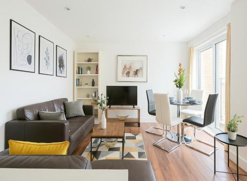 Acton Apartment | Sophisticated 2 Bed Flat with Balcony in Acton