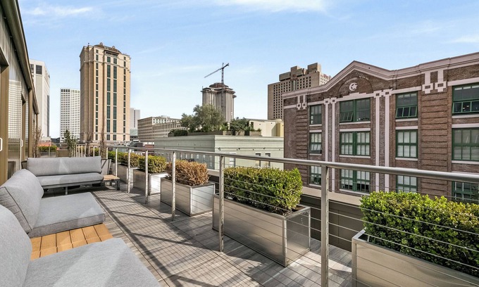 Central Business District Condo | 🎺SOPHISTICATED SOUTHERN PENTHOUSE DOWNTOWN CONDO! Large Living Area + Spacious Private Terrace!