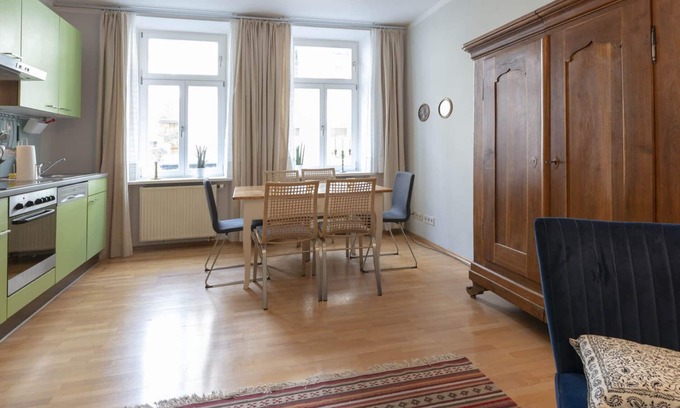 Mitte Apartment | Soundproof windows, 1 min. to the subway, 2 stops to the center, 3 blocks.