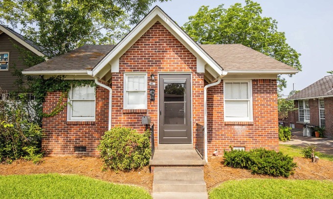 Oxford House | South End Zone on 11th by Apex Short Term Stays