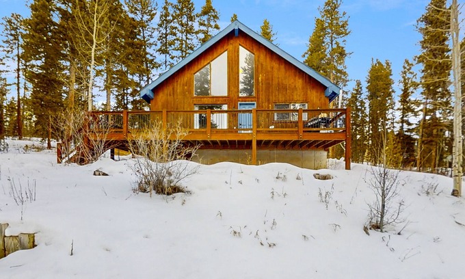 Winterwood Cabin | South-facing mountain-view cabin with deck, grill, fireplace & private hot tub