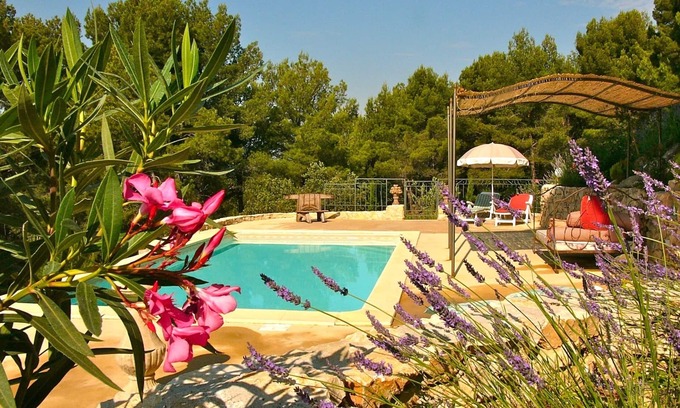 Beaumes-de-Venise Villa | South-facing Provencal villa. Dominant view. Swimming pool open from April to October