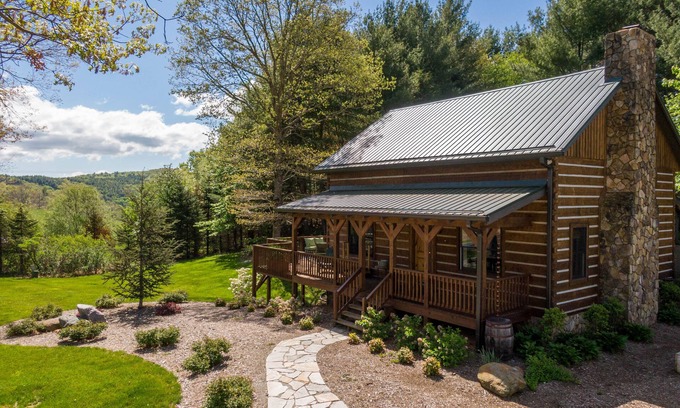Fleetwood House | South Fork Cabin - charming cabin between Boone and West Jefferson with a hot tub. Pets welcome