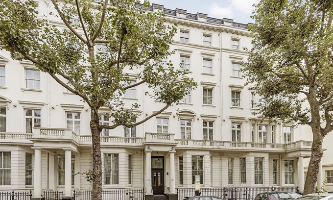 South Kensington Apartment | South Kensington Deluxe One Bedroom Apartment with Balcony