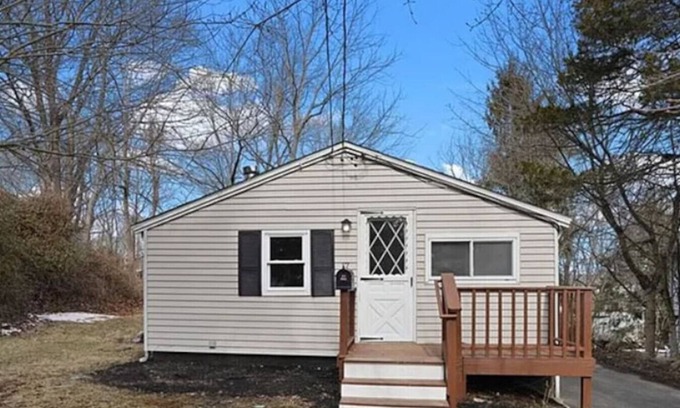Wakefield-Peacedale House | South Kingston Serenity