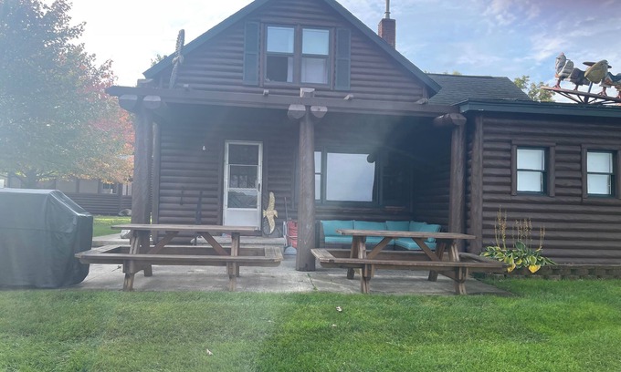 Twin Lake Cabin | South Shore Resort - The Eagle