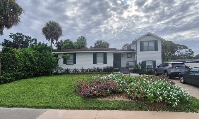 Venice Gardens House | South Venice Cottage