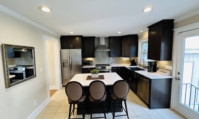 Mount Pleasant House | Southern Charm Retreat Cozy 3BR Near Shem Creek, Beaches & Charleston