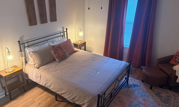 Texarkana House | Southern Comfort – 2BR/2BA Family & Pet Friendly Charm w/Parking