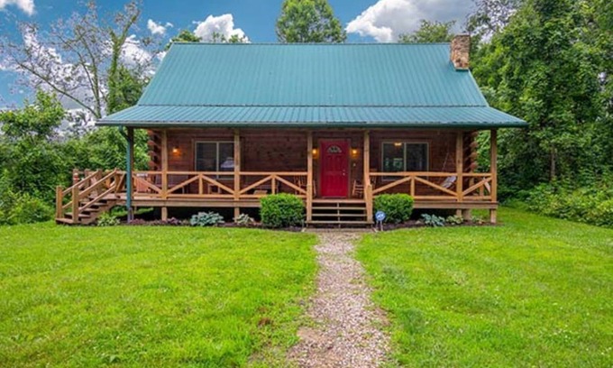 McArthur Cabin | Southern Comfort Cabin- 8 Guests, 3 BR, 2.5 BA, Hot Tub, WiFi- Hocking Hills