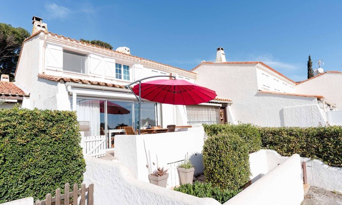 Saint-Pierre-la-Mer House | SP25-Cosy air-conditioned family house with WIFI access included and sea view
