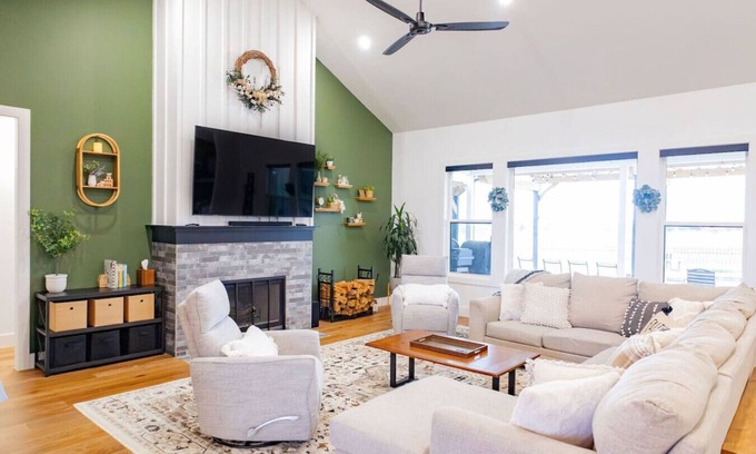 McLennan County Apartment | Spa 2 LR Stocked Kitchen Near Baylor 5 Acres