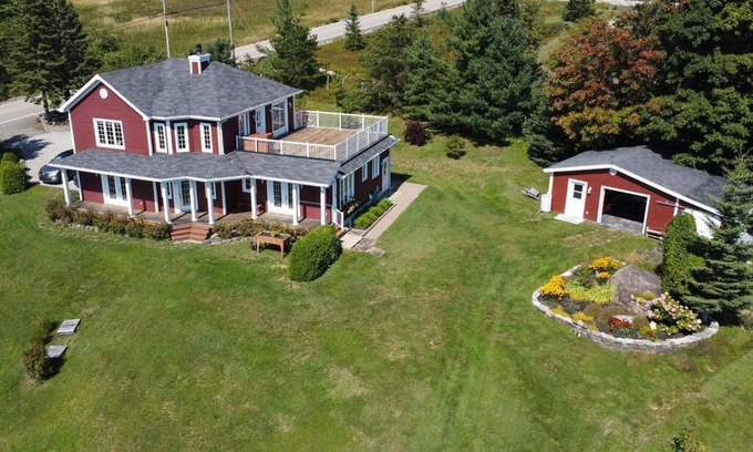Petite-Riviere-Saint-Francois Ski Chalet | Spacieux chalet 4CH - Salon, billard, foyer et VUE